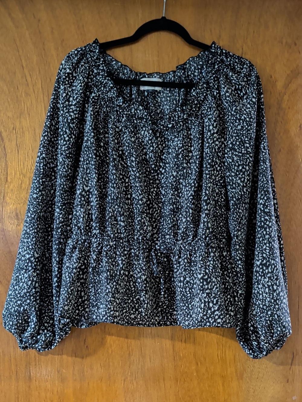 Universal Thread Black & White Dotted Peasant Blouse
